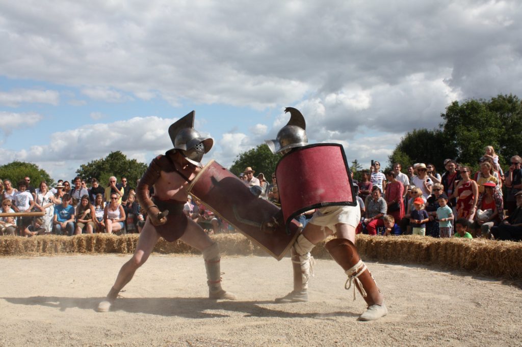 Démonstration public d'un combat de gladiateurs, entre un thrace et un mirmillon de la Confrérie de la Corneille.